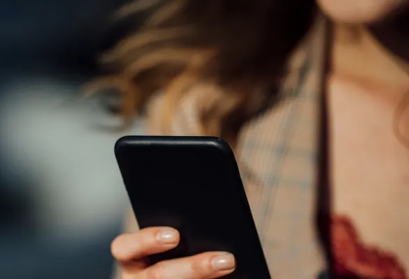 Eine Frau, die ein Telefon hält, hält