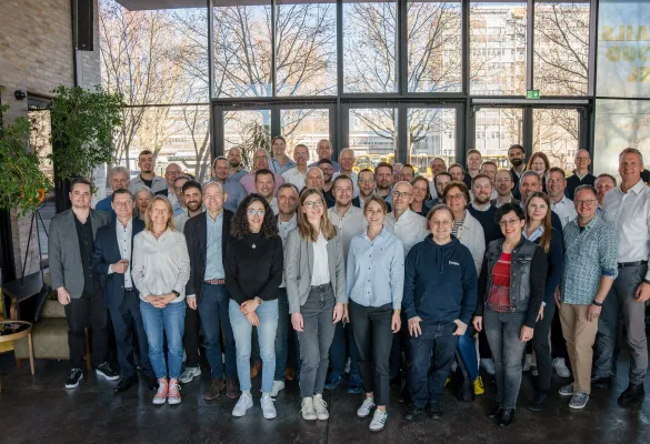 Eine Gruppe von Menschen, die für ein Foto posiert