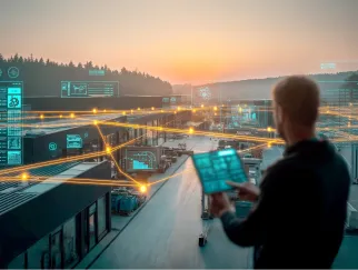 Ein Mann hält ein Tablet vor einem Gebäude