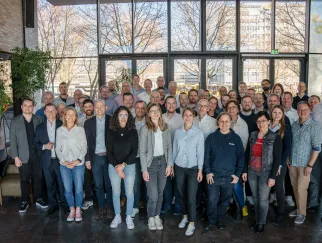 Eine Gruppe von Menschen, die für ein Foto posiert