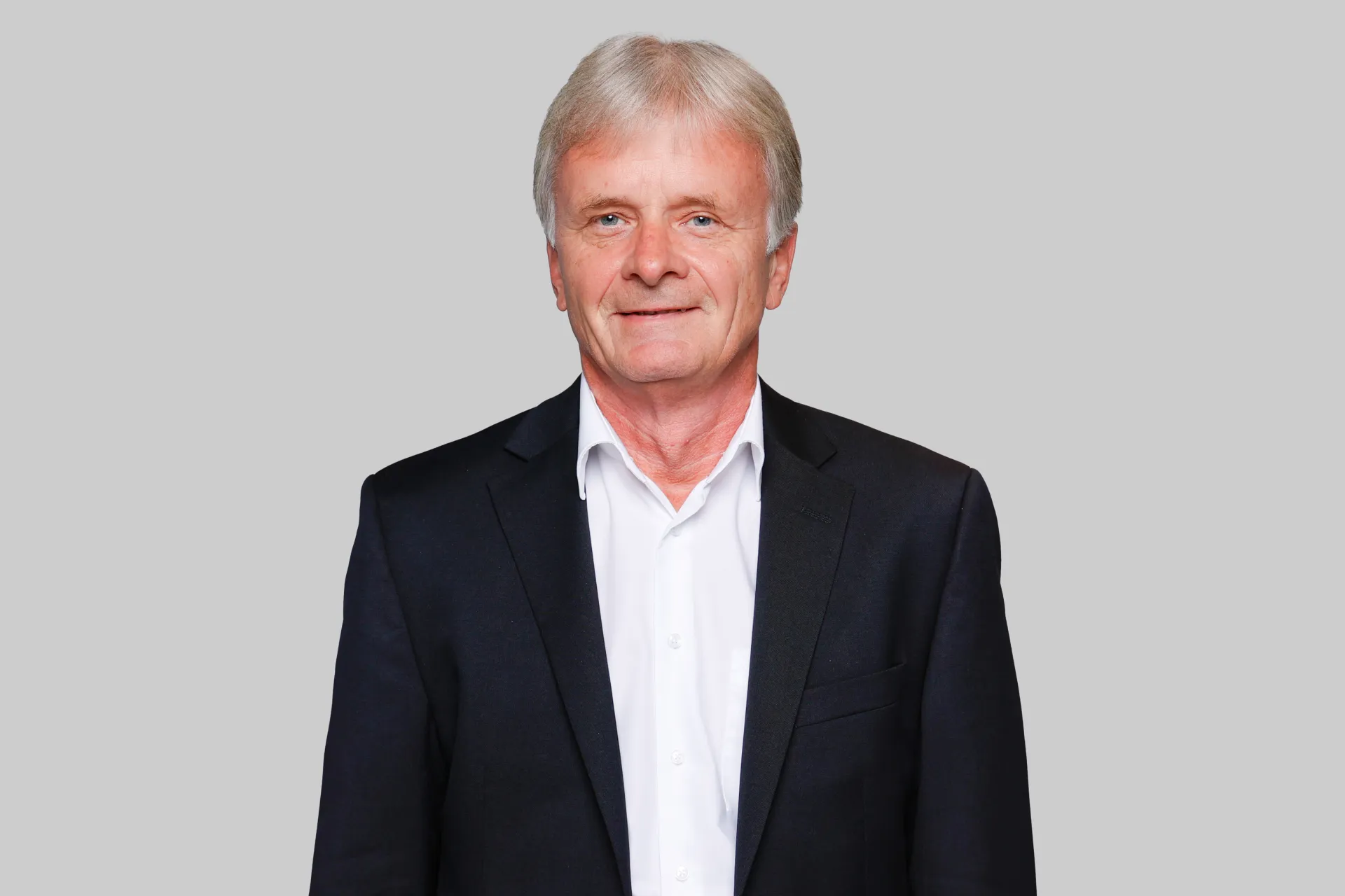 Ein Mann im Anzug