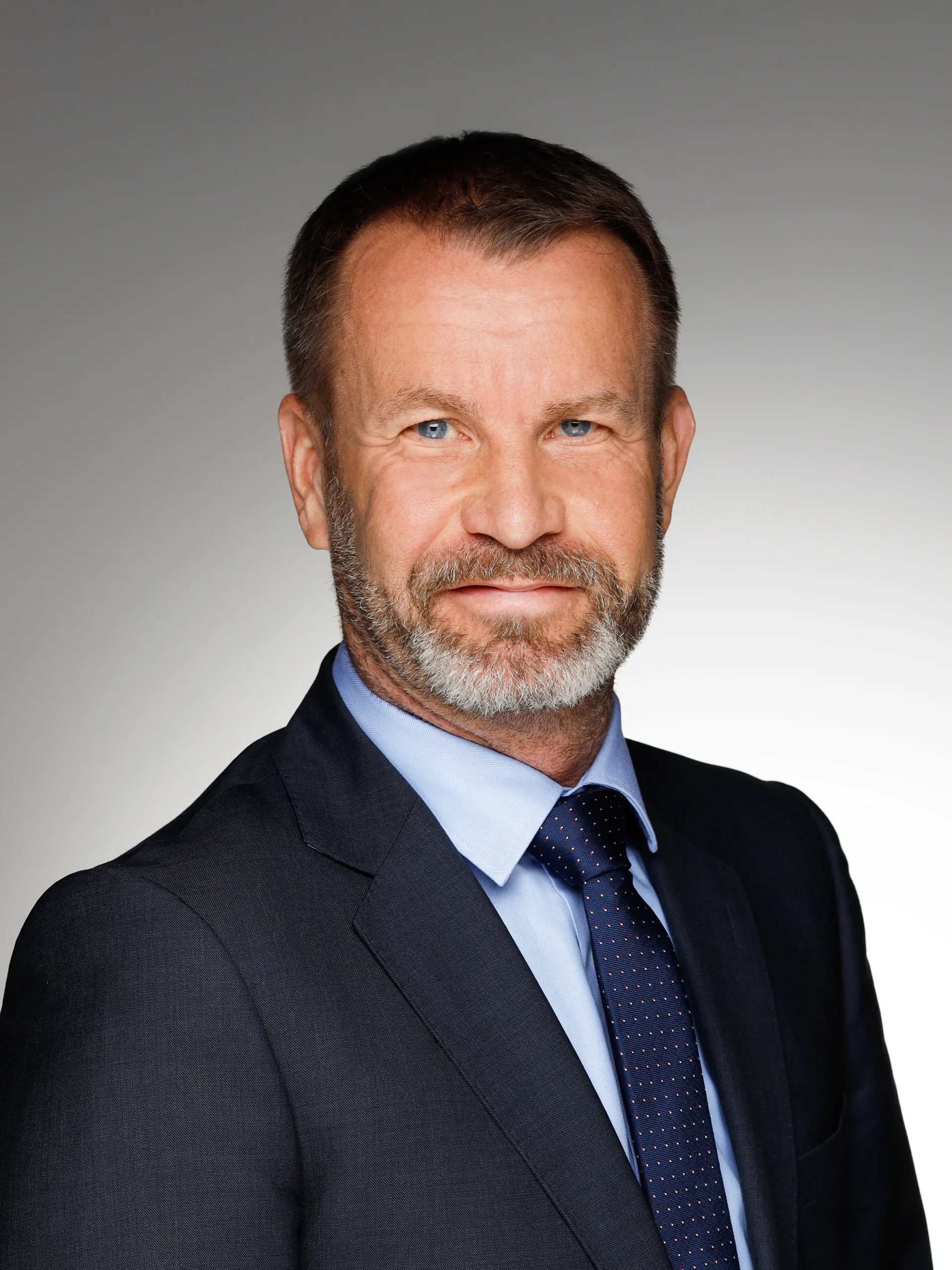 Ein Mann im Anzug und Krawatte