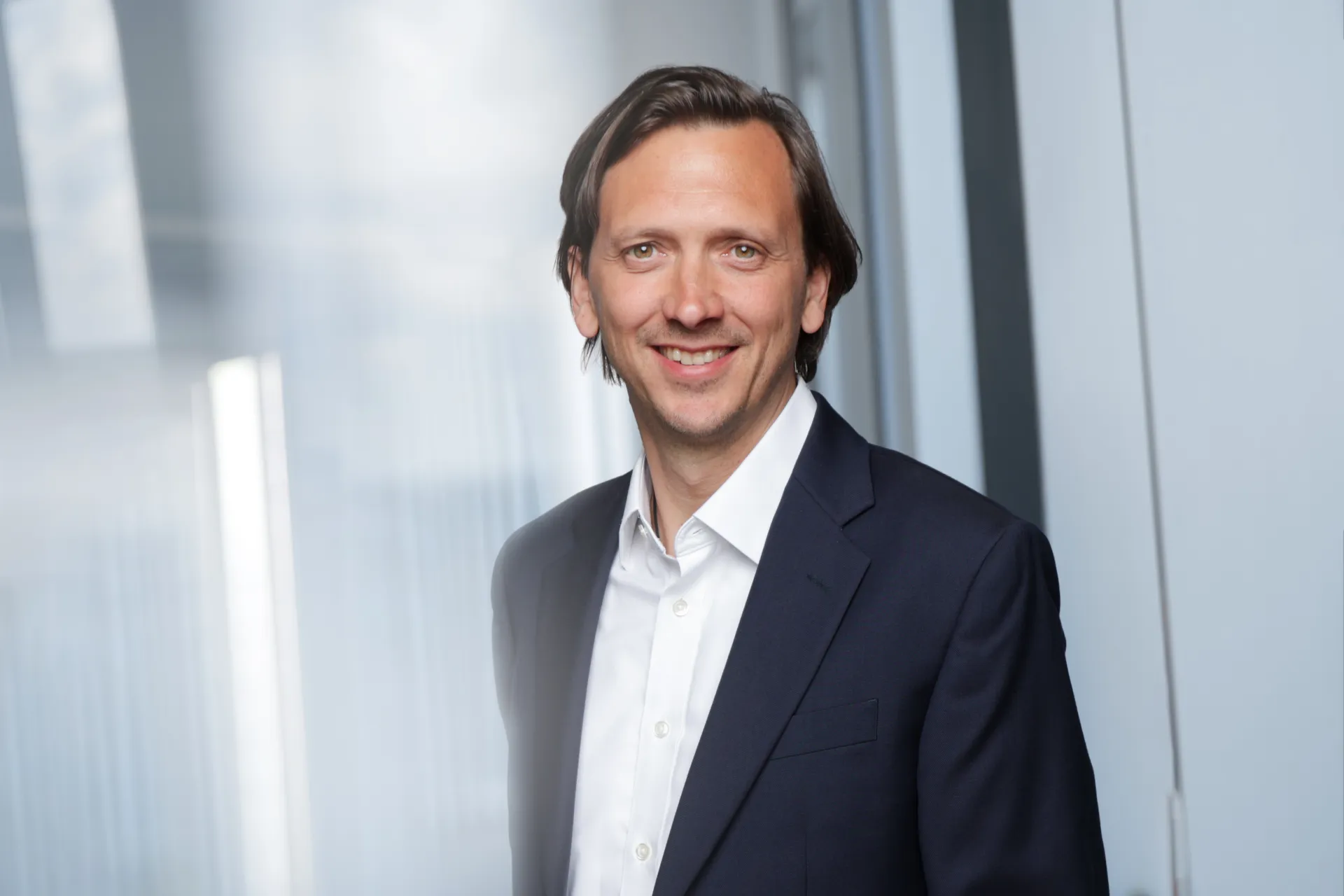 Ein Mann im Anzug lächelt