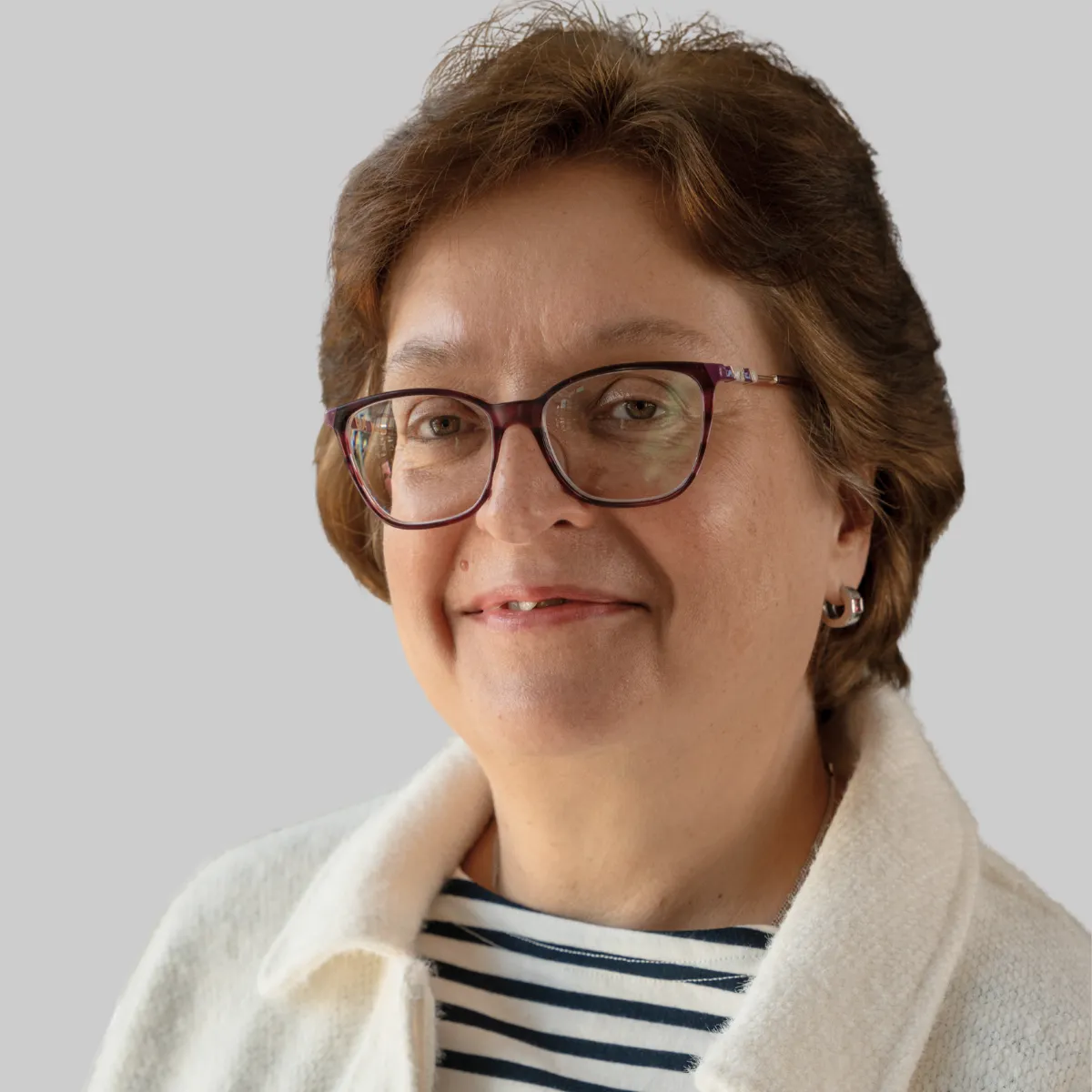 Eine Frau mit Brille und weißer Jacke