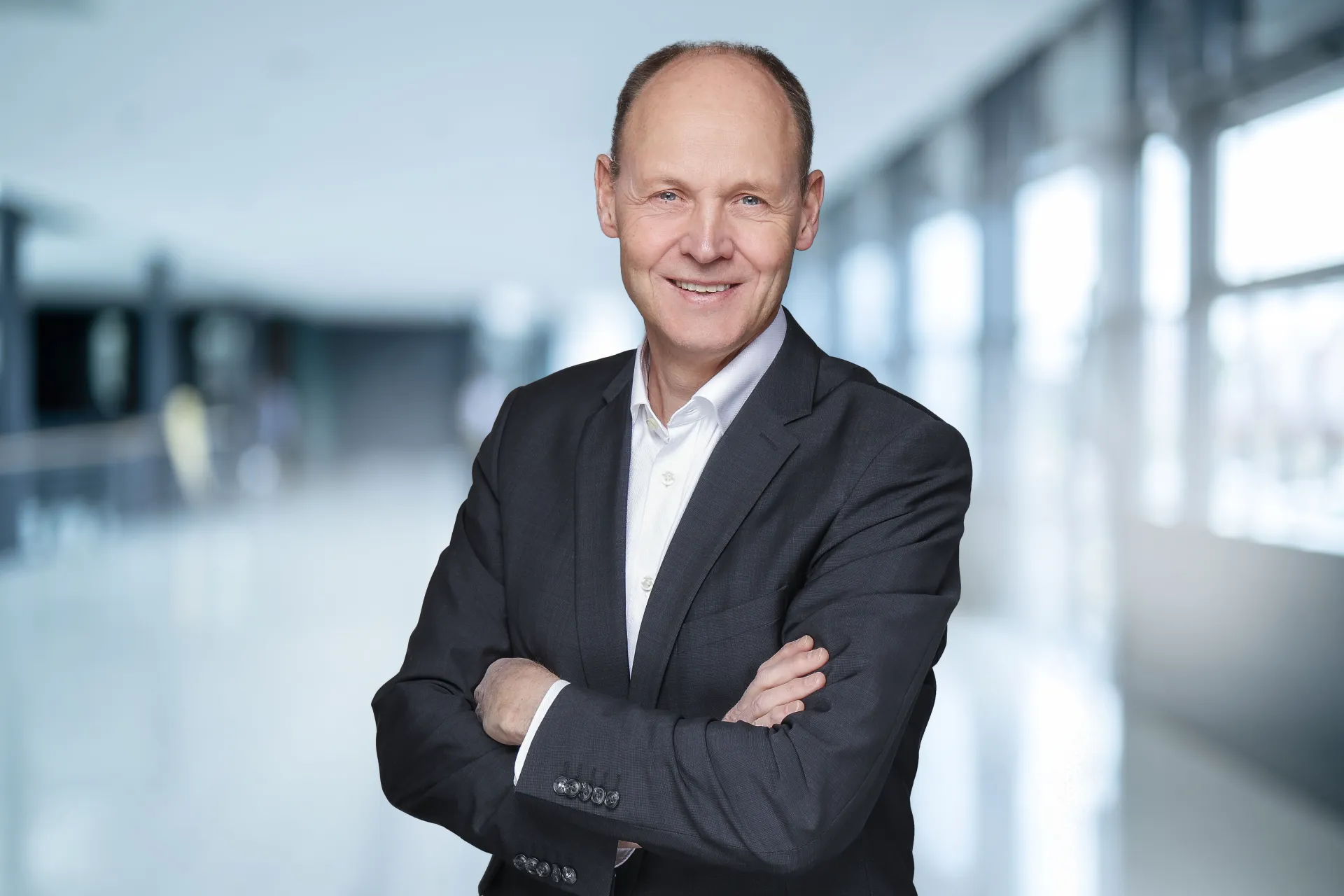 Ein Mann im Anzug mit verschränkten Armen