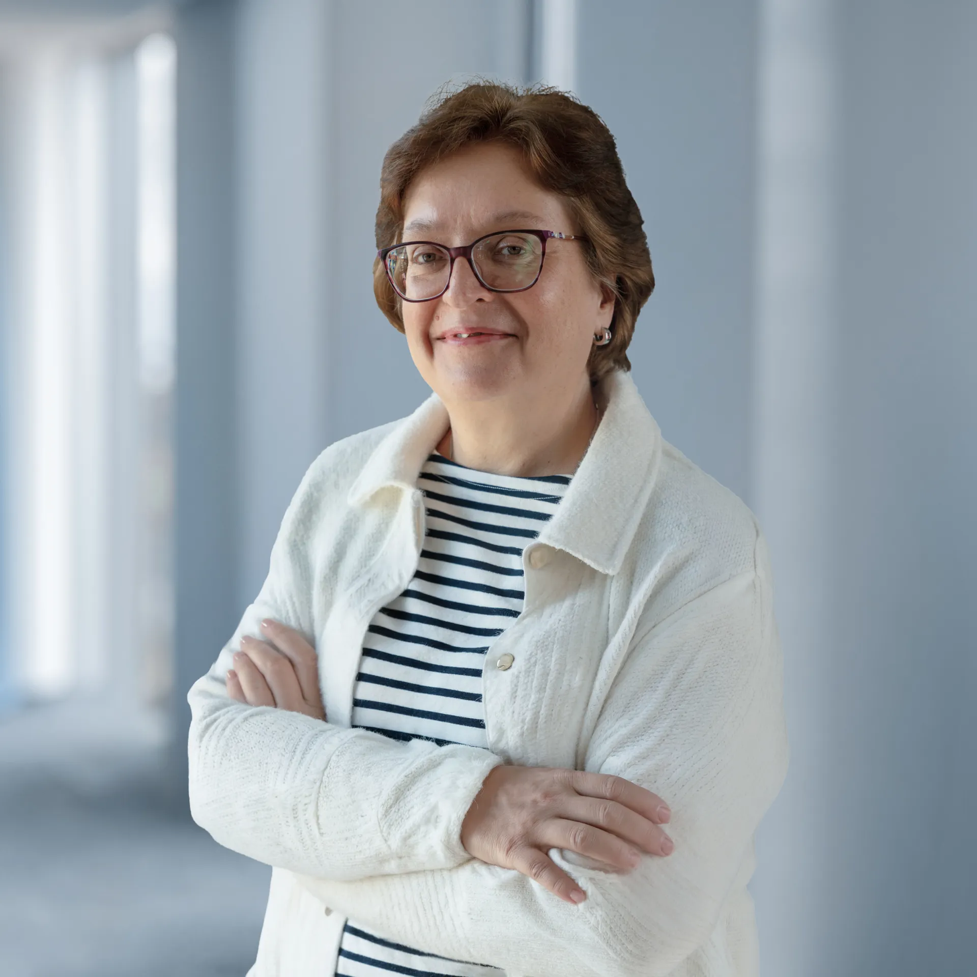 Eine Frau mit verschränkten Armen