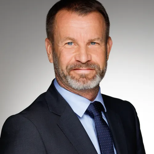 Ein Mann im Anzug und Krawatte