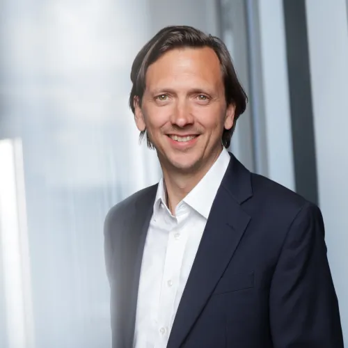 Ein Mann im Anzug lächelt