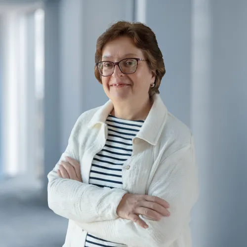 Eine Frau mit verschränkten Armen